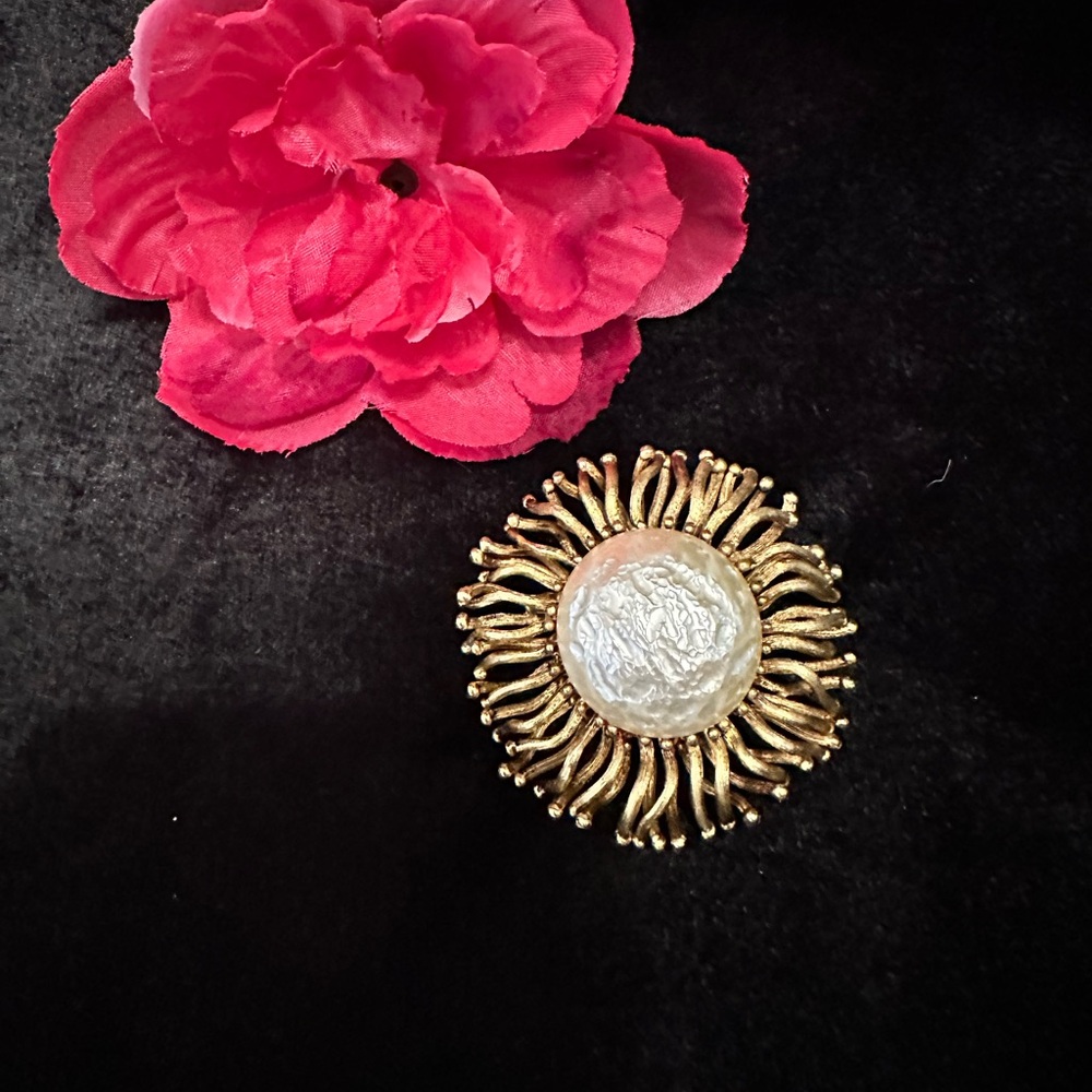 Vintage Flower Sea Urchin Brooch with Large Faux Pearl